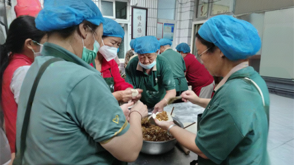 长治市小雨点公益志愿者协会雨花斋二部银发义工9年累计免费供餐37.3万份传递着“赠人玫瑰，手有余香”的公益精神