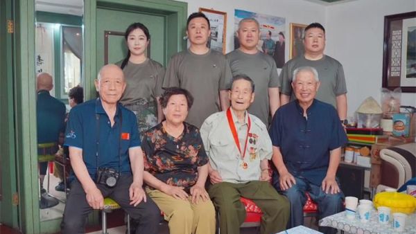 山西省道德模范、最美退役军人在山西（太原）红军后代联谊会和育英学校老校友联谊会老同志陪同下看望了94岁的抗美援朝老兵老党员李同春同志