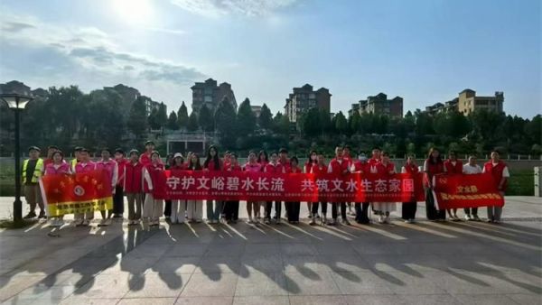 2025年7月15日16日文水县爱心帮扶志愿者协会组织志愿者继续开展文峪河净滩捡拾垃圾活动