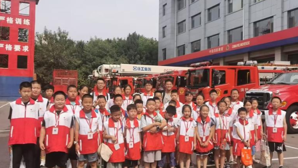 山西省红十字小小宣讲员来到消防救援特勤大队参观学习让他们亲身体验消防员的工作然后他们再去自己写稿子给别人宣讲的时候他们更有感觉