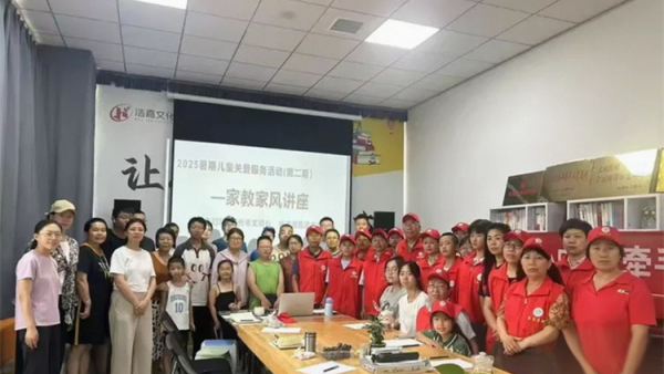 忻州市红色志愿者参加7月19日忻州市妇联和忻州市文明办共同开展的少年儿童心向党牵手护航伴成长活动