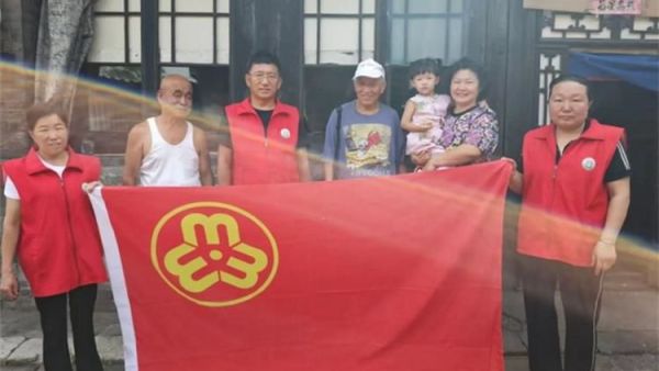 介休市敬老协会志愿者走进洪山镇北两水村入户82岁特困老人李光成家为老人擦玻璃打扫室内外卫生……