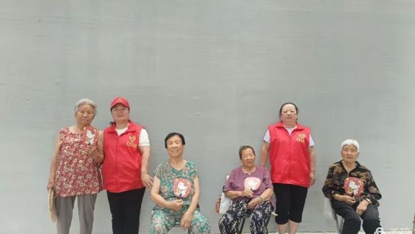 夏日炎炎送清凉忻州红色志愿者冯丽为龙岗小区空巢老人送一把扇子为抢修龙岗小区自来水师傅们送上矿泉水和凉快扇子