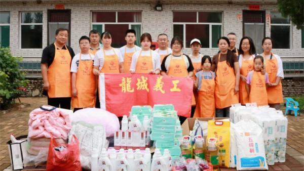太原市龙城义工组织志愿者去寿阳养老院看望老人们给老人们带去了许多生活用品