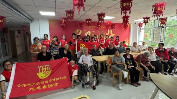 介休市北关街道彦博路社区开展浓情敬老情暖夕阳红活动打扫敬老院的卫生让老人们感受到了温暖和关爱