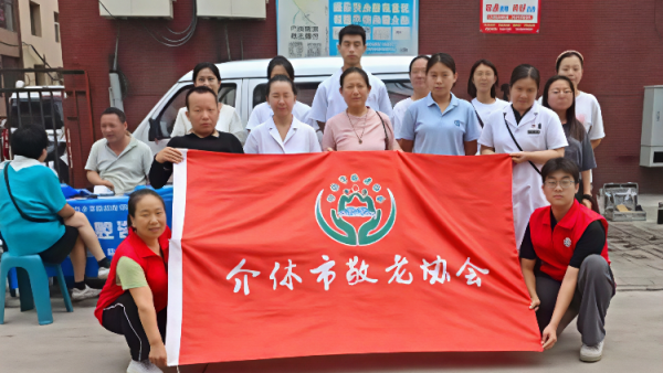 介休市敬老协会2025年7月23日组织志愿者在介休市北关街道朝阳路社区为社区所有老人们爱心理发按摩理疗义诊