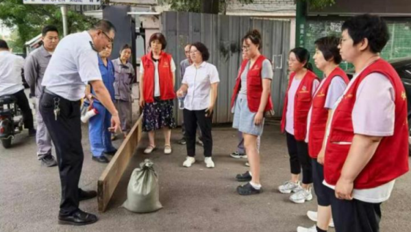 社区物业齐联动筑牢安全双防线 太原市七府坟西街社区联合辖区怡安居物业组织开展了消防安全知识培训及防汛应急预案演练系列活动