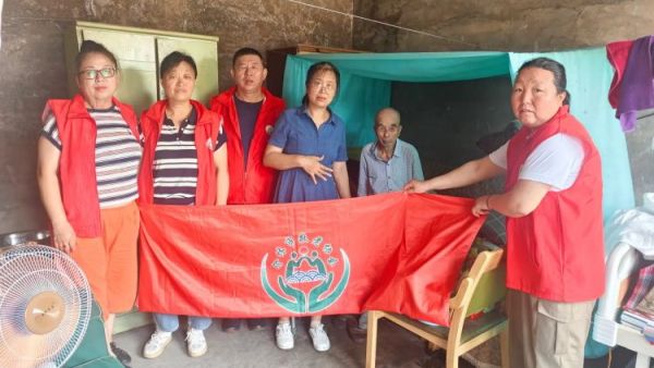 介休市敬老协会志愿者走入介休市连福镇张良村入户80岁特困老人杨恩福家中为老人擦玻璃打扫室内卫生做饭包饺子