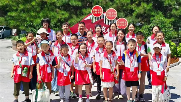 山西省红十字小小宣讲员走进太原市文瀛公园宣讲、宣讲急救知识、法律常识、文博知识受到游客的好评