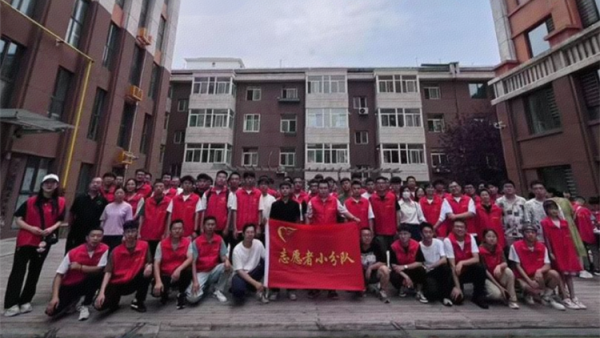 太原市志愿者小分队组织志愿者来到享堂新村老年公寓开展迎八一慰问老党员老红军活动给老人们包饺子赠送爱心礼物表演节目