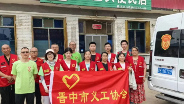 晋中市义工协会“志”美乡村志愿服务项目走进榆次区山庄头村开展活动为村民们开展公益理发量血压健康咨询