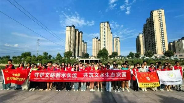 青春力量护清流！文水县爱心帮扶志愿者协会7月29日联合组织大学生志愿者开展文峪河清洁行动让母亲河焕新颜