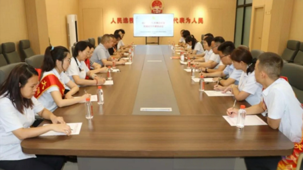 结对聚合力共建启新篇----盐湖区志愿者协会与中共大同证券运城支部委员会开展党建结对共建座谈会大同证券运城营业部为困境儿童捐赠了蔬菜和肉蛋奶