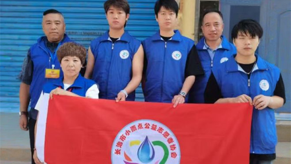 长治市小雨点公益志愿者协会组织志愿者开展义务理发敬老活动