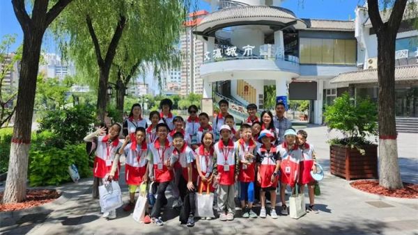 山西省红十字小小宣讲员继续在太原市文瀛公园宣讲 孩子们已经学会和听众互动了他们的宣讲得到了大家的点赞和掌声