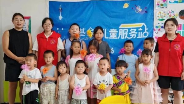 纸韵生花绽童趣爱心手作暖灵丘 正能量公益山西灵丘县平型关义工联合会组织大学生志愿者走进孝存社区的儿童服务站开展了一场“纸韵生花”手工活动