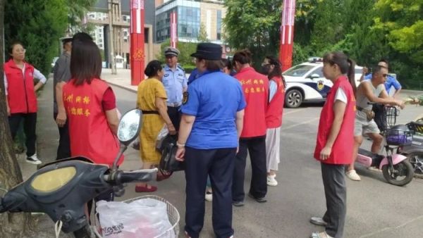 文明出行你我同行 长治市正能量公益协会联合颐龙湾社区志愿服务队发放宣传资料引导市民自觉遵守交通规则养成文明出行习惯