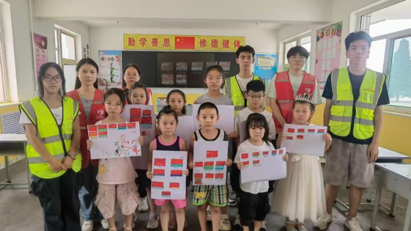 绘军旗敬军魂八一公益课堂里的红色传承 文水县爱心帮扶志愿者协会组织开展了一场意义非凡的公益画画课堂带领孩子们一起画军旗