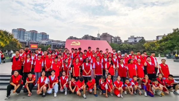 庆八一 临汾文明交通志愿者“双线”行动在街头化身文明使者文明交通引导垃圾分类理念入人心