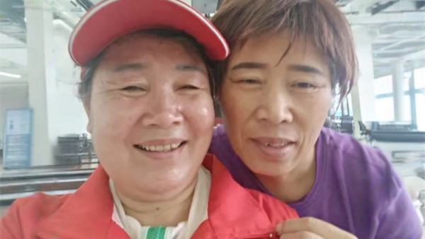 洪水无情人间有爱----山西忻州志愿者冯丽奔赴北京怀柔区北房镇文体中心安置点帮助受灾群众奉献爱心