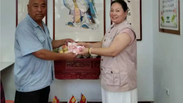 公益新空间温暖再出发 长治市小雨点公益志愿者协会捐赠现金3000元及4袋大米祝贺长治雨花斋一部乔迁