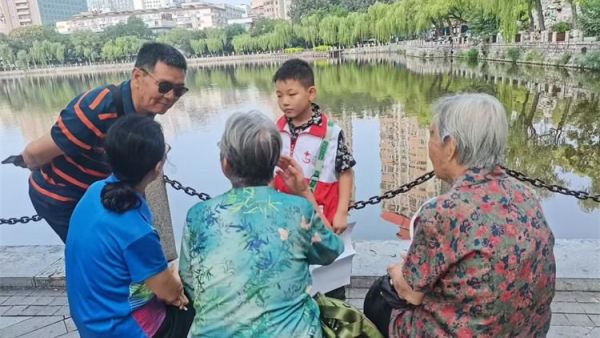 山西省红十字小小宣讲员持续在文瀛公园开展常态化公益宣讲活动语言通俗易懂吸引大量市民驻足参与