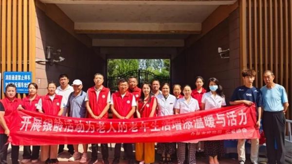 志愿服务进社区健康活动暖人心2025年7月30日介休市敬老协会志愿者走进介休市北坛街道介公东路社区为社区所有老人们爱心理发按摩理疗义诊