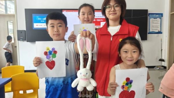 献礼八一童心向军--离石区青年志愿者协会儿童服务站开展八一建军节主题活动为少年儿童带来一堂生动的爱国主义教育课