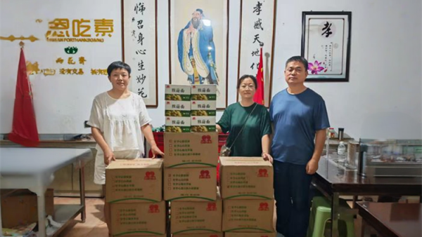 长治市小雨点公益志愿者协会思源分会受爱心人士委托捐赠十件猴菇面给雨花斋二部免费餐厅