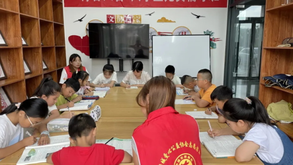 大手牵小手温情暖童心 兴县同城爱心公益协会、红蜻蜓志愿宣讲队联合组织返乡大学生志愿者与困境儿童留守儿童结成对子进行暑期公益辅导活动