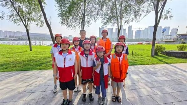 山西省红十字小小宣讲员来到太原市水上救援中心学习溺水时的自救方法学习多种救生设备的用途和使用登上救援皮艇尝试桨板与大河亲密接触