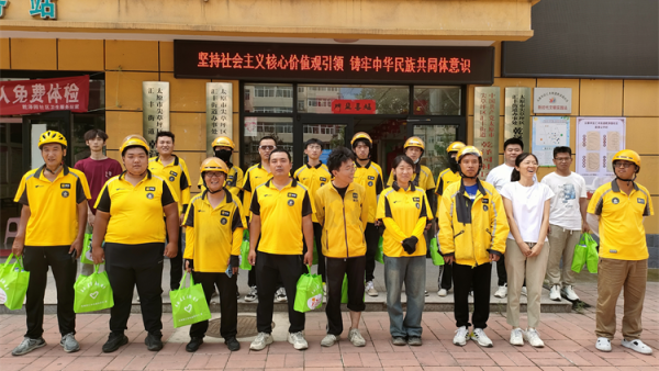 太原市尖草坪区汇丰街道乾泽园社区爱心驿站开展夏日送清凉慰问活动为户外劳动者送出精心准备的清凉大礼包