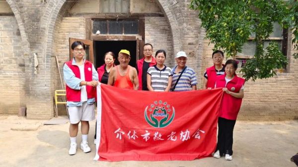 介休市敬老协会走进张兰镇张村入户特困老人84岁张升先家中为老人擦玻璃打扫室内外卫生包饺子