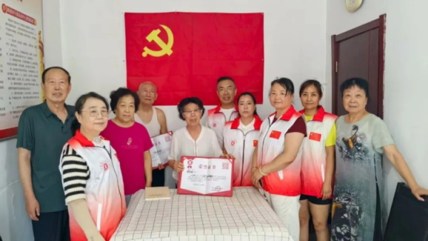 弘扬志愿精神致敬公益榜样----长治市正能量公益协会为协会内年龄最长的志愿者刘玉兰与吴全录夫妇颁发荣誉证书