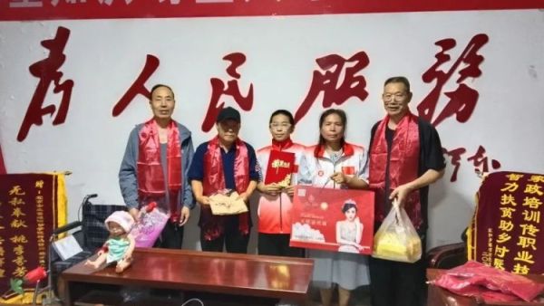 慰问退役军人传承红色基因 长治市正能量公益协会海燕教育培训团队志愿者郭亚轩同学购买了慰问品对上党区黎岭村的三位退役军人进行了慰问