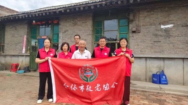 介休市敬老协会志愿者在义安镇礼世村入户特困老人80岁张连胜家中为老人擦玻璃套被罩缝被子包饺子