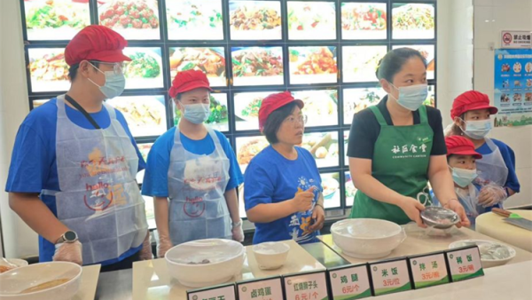 太原市儿童友好促进会儿童公益专委会志愿者孩子与100碗爱心公益粥的故事凌晨五点半温情上演