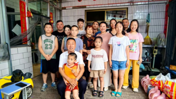 践行雷锋精神传递爱心温暖 清徐县阳光益佳爱心服务队及爱心人士来到在孝义市瑶圃村村民李艳萍家中为残疾孤儿们送去慰问金与生活必需品