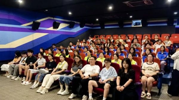 兴县同城爱心公益协会组织志愿者开展《南京照相馆》主题观影活动2025年暑期实习实训大学生代表30余人参与了此次活动