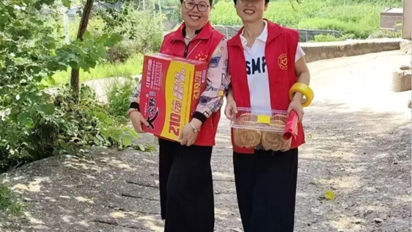 不只是米面油！五台县公益之家爱心团队的志愿者身着红马甲走进五台县阳白乡郭家寨村为村里四户困境家庭送去米面油牛奶鸡蛋等生活必需品