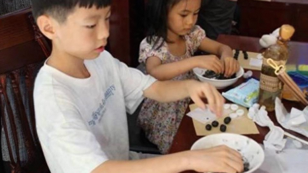 太原市平阳路街道滨东社区新时代文明实践站开展中华小药童主题中医研学活动感受中医药魅力体验手工制作芝麻丸的乐趣并学习防范游戏电信诈骗知识