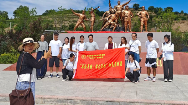 太原好人王续进帮助联系组织太原师院文史学院的学生在暑期三下乡活动来参观娄烦县米峪镇战斗遗址了解这段红色历史