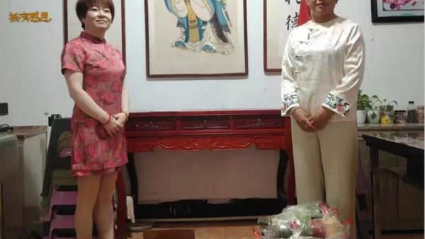 爱心捐赠传递温暖:长治市小雨点公益志愿者协会思源分会为雨花斋二部赠送六件西红柿和两件稀罕新鲜蔬菜