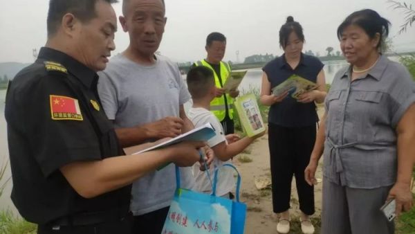 忻州市环保志愿者协会志愿者在全国生态日开展环保宣传活动走进忻府区金山湖景区普及生态环保法律法规与政策