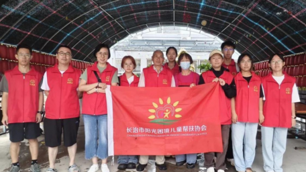 长治市阳光困境儿童帮扶协会组织志愿者赴五马街道秦家庄村福乐养老院义务理发