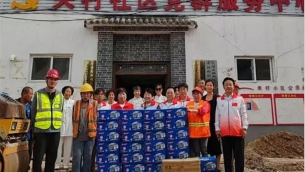 长治市正能量公益协会全民健身公益团队慰问诚晟市政工程公司一线工作人员送去30箱健康苏打水80个水杯演出了文艺节目