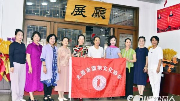 太原市旗袍文化协会组织团队长党员和积极分子前往太原市文化馆参观《革命题材时期美术作品巡展》开展爱国主义学习教育活动