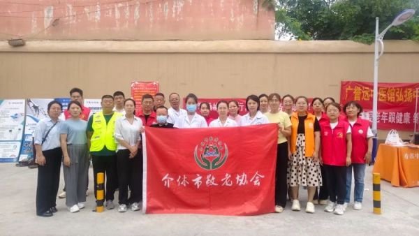 介休市敬老协会组织志愿者2025年8月20日走进西关街道绵山北街社区为社区所有老人们爱心理发、按摩理疗、义诊