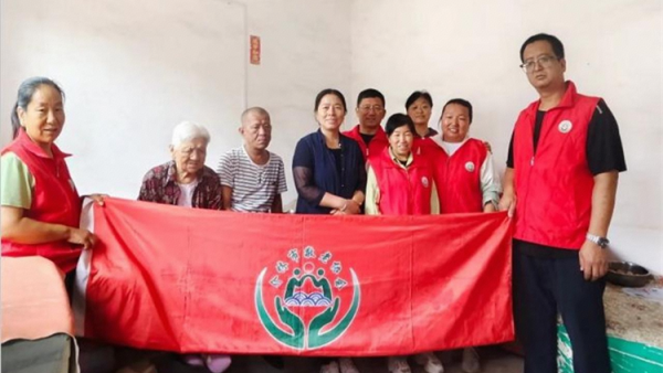 介休市敬老协会志愿者走进张兰镇上梁村85岁特困薛守益老人家中打扫室内外卫生给老人理发为老人包饺子