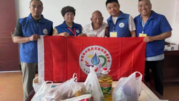 聆听烽火故事接受英雄洗礼----长治市小雨点公益志愿者协会组织志愿者看望了家住潞城区的两位抗战老兵